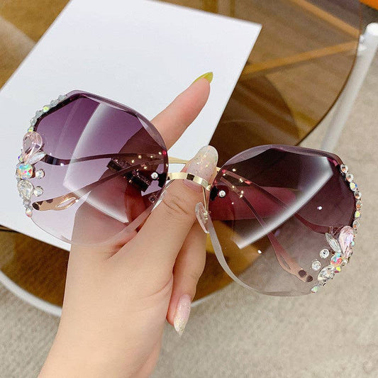 Trendy Oval Frame Sunglasses with UV Protection